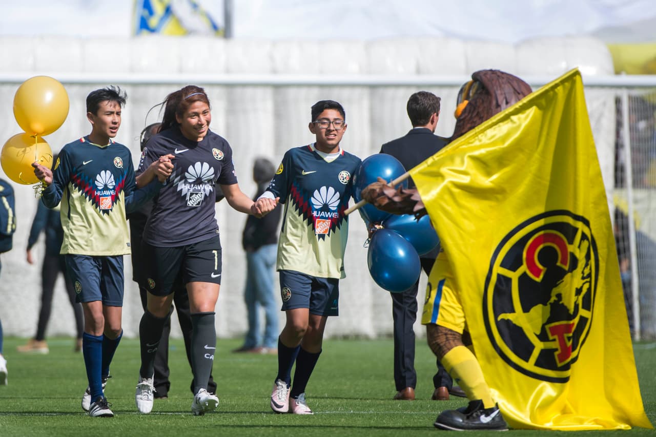 Las Águilas, tanto el equipo varonil y femenil, convivieron con los aficionados y se tomaron la foto oficial con ellos en el Estadio Azteca.