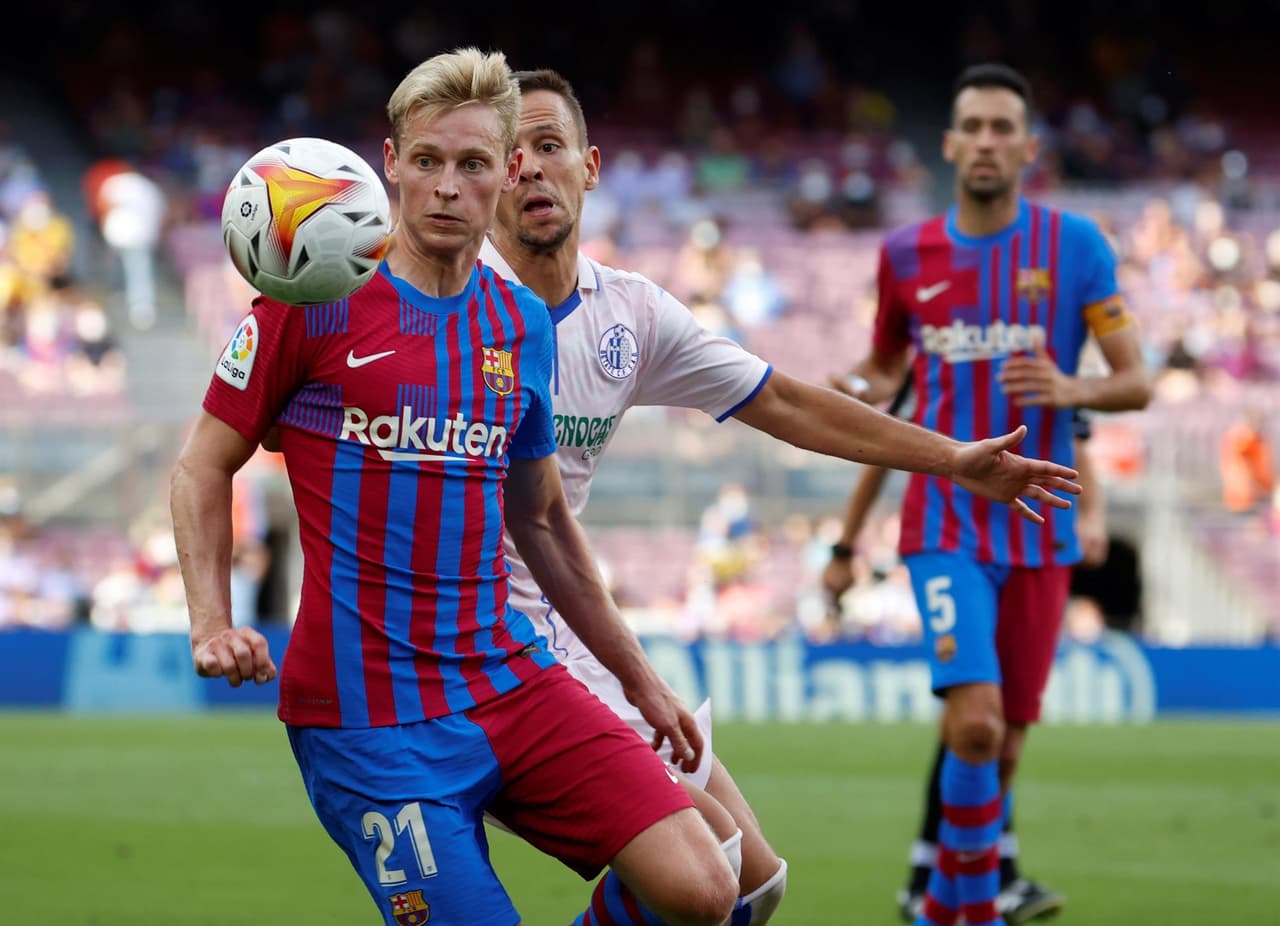 Barcelona consigue llevarse la victoria ante el Getafe 2-1, durante la tercera Jornada en La Liga. Sergi Roberto abrió el marcador muy temprano (2') a favor de los 'blaugrana', pero al minuto 18' Sandro Ramírez ya igualaba el marcado. Fue hasta el minuto 30' donde Memphis Depay ya ponía al Barca arriba y le daba la victoria.
