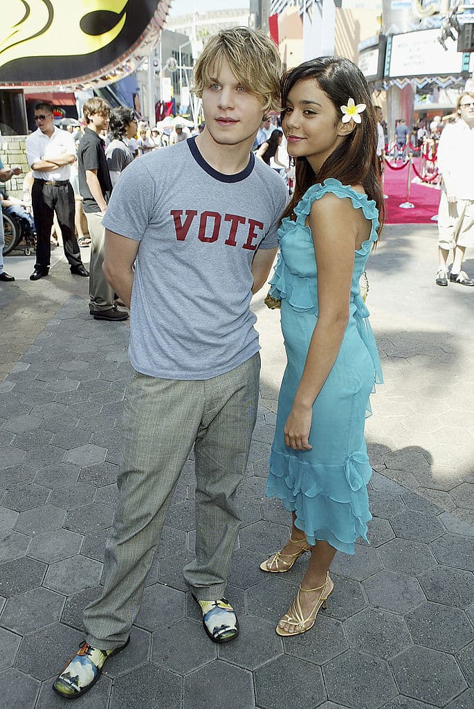 Inició su carrera como cantante a los ocho años.