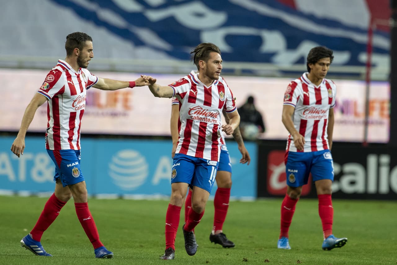 Las chivas logran venir de atrás para vencer a Pumas 2-1 y subir lugares en la tabla de posiciones.Pumas se queda en el penúltimo lugar con 5 puntos y las Chivas suben hasta la décima posición con 10 unidades.