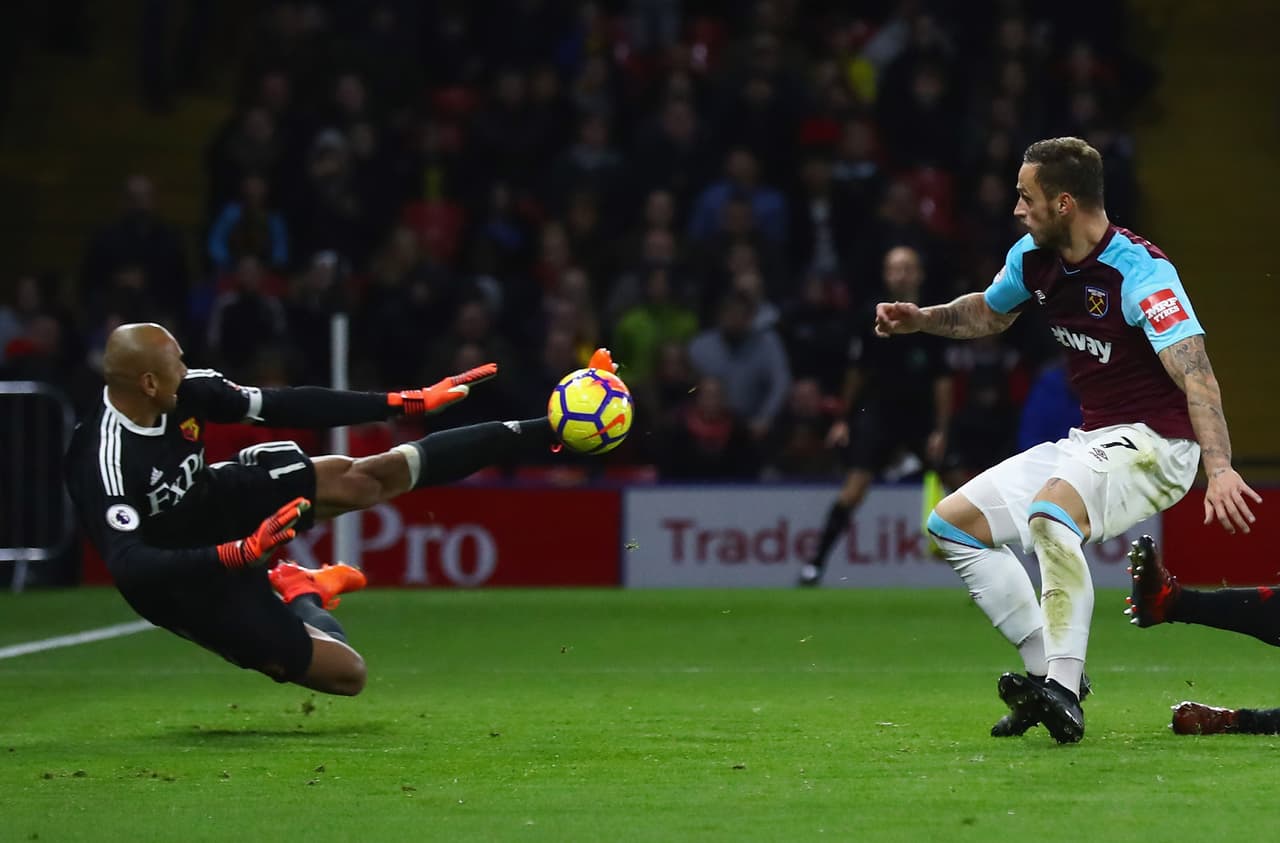 Cuando West Ham tuvo alguna opción clara, apareció la figura del arquero Heurelho Gomes para calmar el grito de gol visitante.