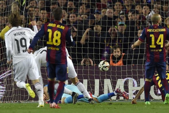 En una gran combinación Benzema dejaría solo a Ronaldo quien remataría solo para igualar los cartones y silenciar momentaneamente al Nou Camp.