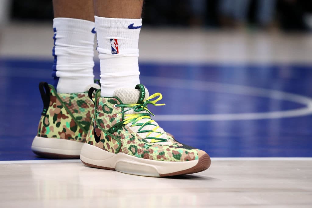 De colores, con dedicación o camuflados, los diseños de los mejores basquetbolistas del mundo.
