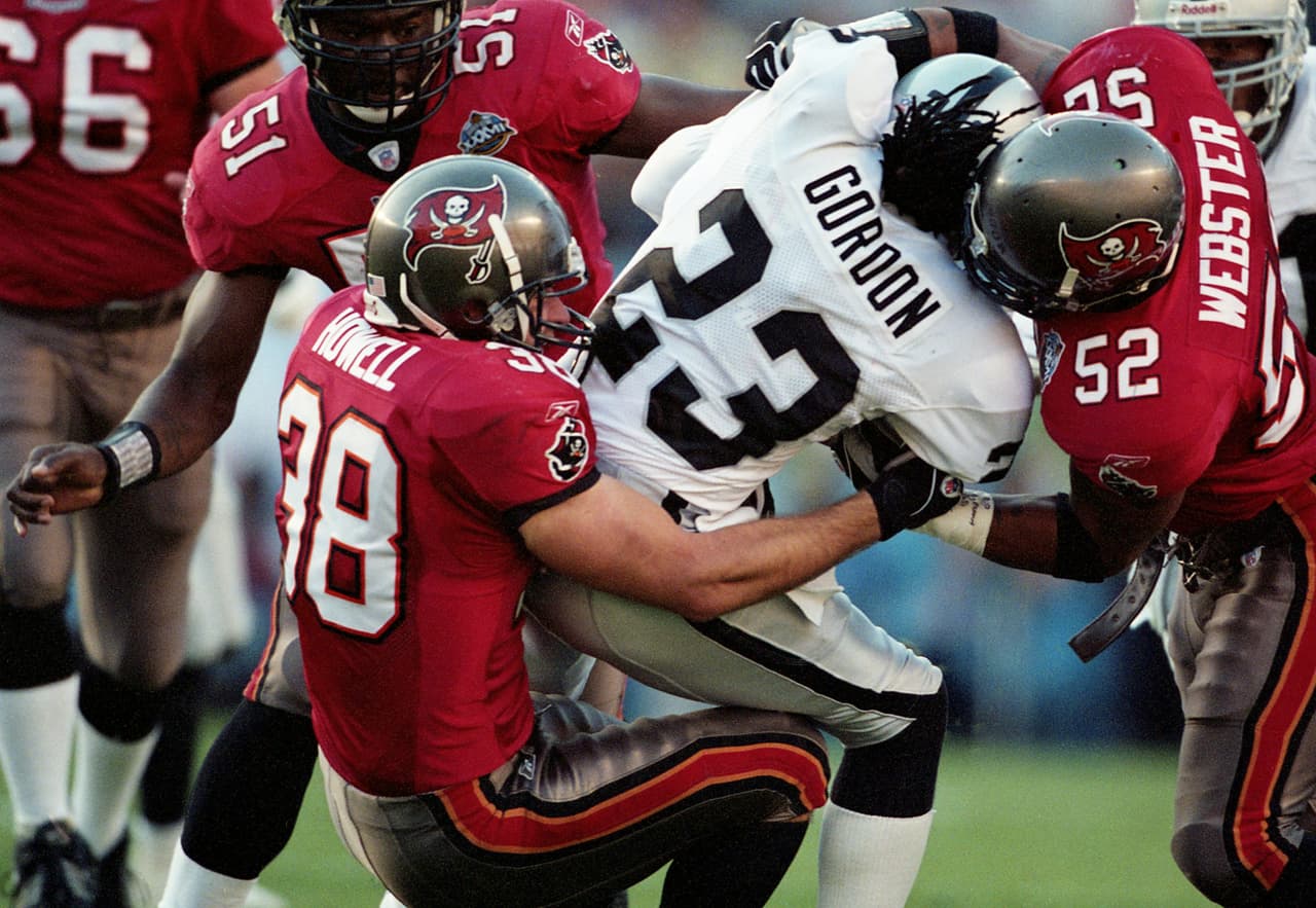 26.- Tampa Bay Buccaneers - 26 de enero del 2003 (48-21 VS. Oakland Raiders) (Super Bowl XXXVIII).- El equipo dirigido por Jon Gruden con una espectacular defensiva comandada por Warren Sapp y Derrick Brooks eliminó el ataque de Rich Gannon y Jerry Rice para el primer Trofeo Lombardi de los Buccaneers. El desconocido Dexter Jackson fue el MVP del juego.