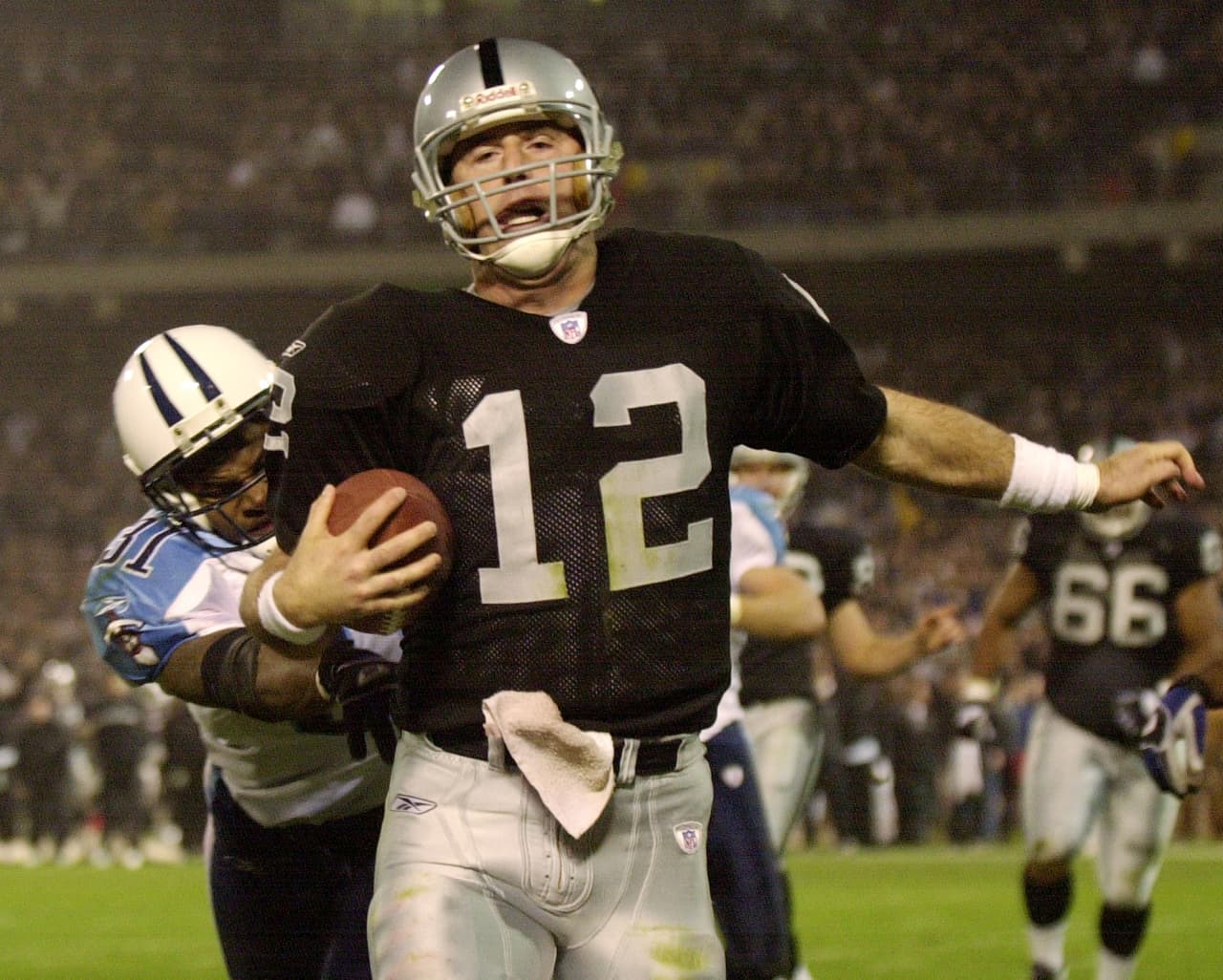 27.- Oakland Raiders - 19 de enero del 2003 (41-24 vs. Tennessee Titans) (Campeonato de Conferencia).- Los Raiders llamaron solo una jugada por tierra en los primeros tres cuartos y aseguraron su quinto viaje al Super Bowl con Bill Callahan como head coach, los 'malosos' aseguraron por primera vez en la historia, una franquicua con un 'Súper Domingo' disputado en cuatro décadas diferentes.