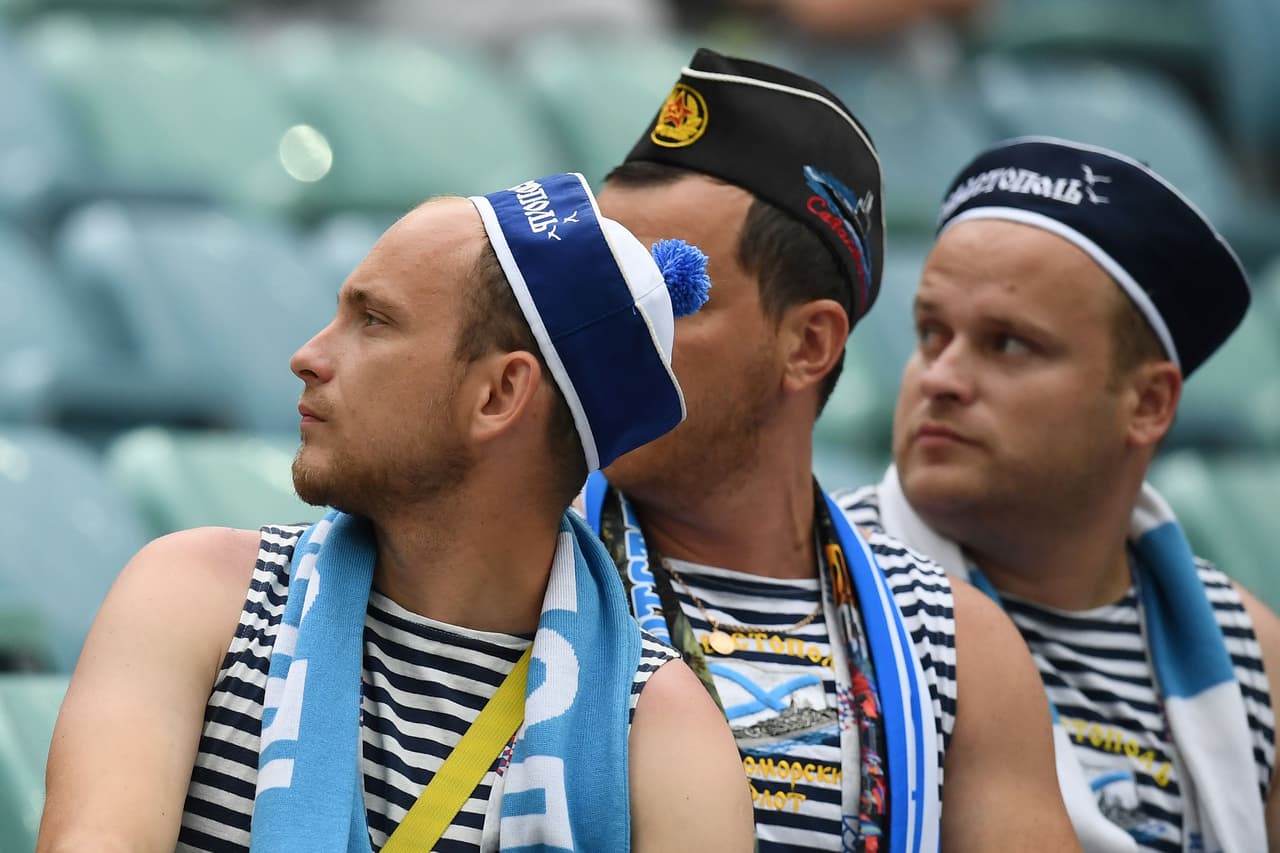 Los seguidores costeros de Sochi llegaron con atuendos característicos de marineros, en medio de la fiesta del fútbol.