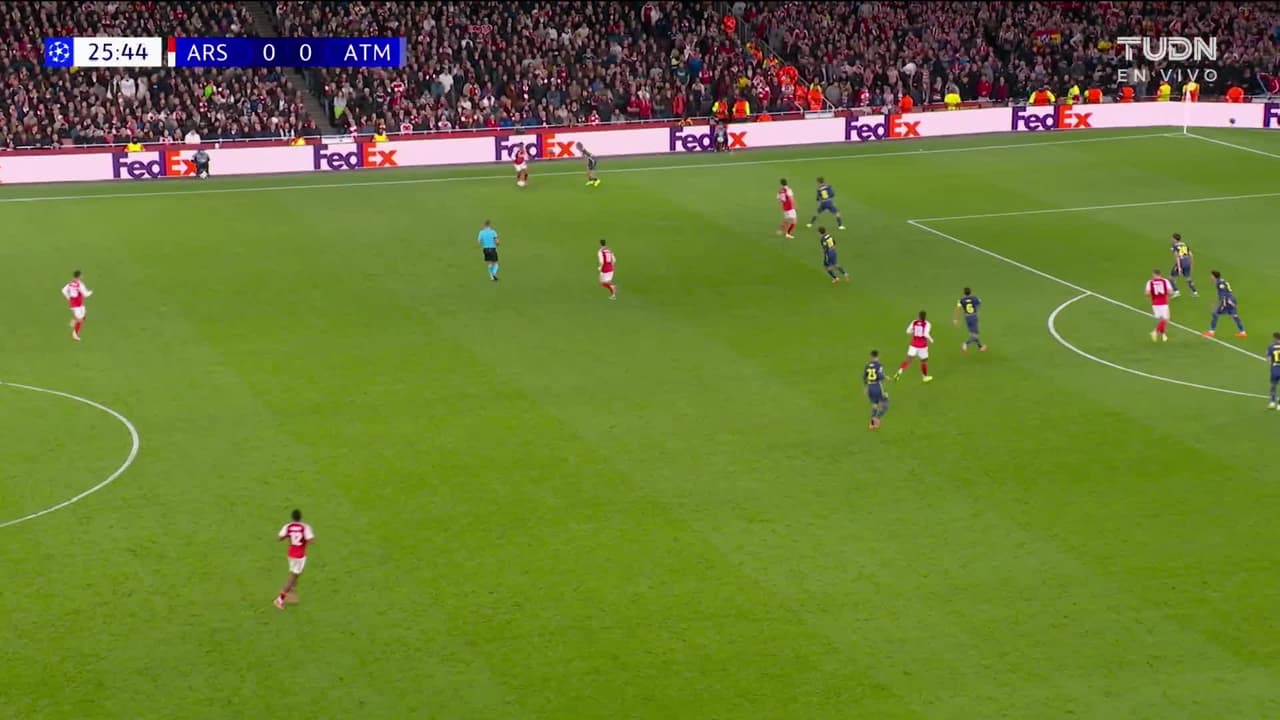 ¡TIRO ATAJADO! disparo por Jurriën Timber.