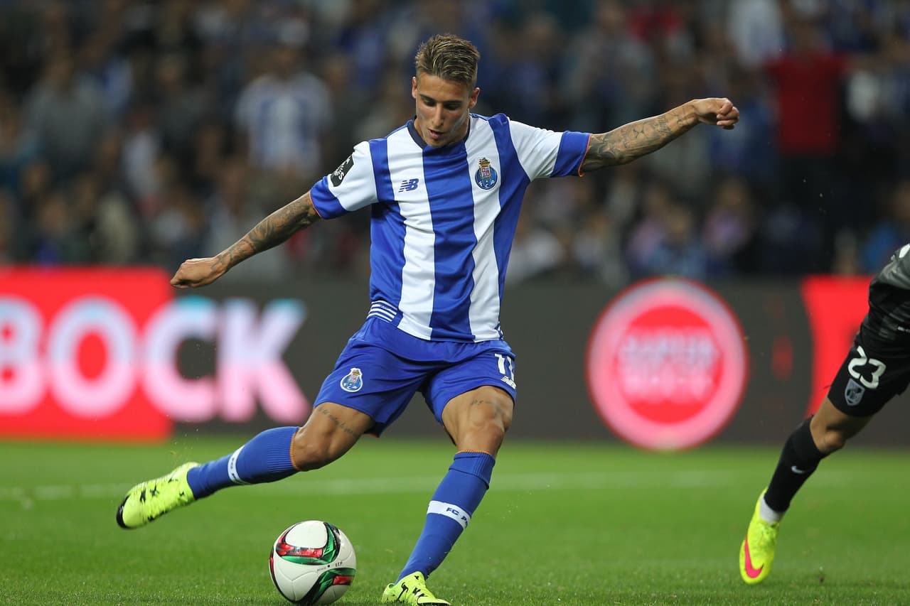 El delantero español Cristian Tello concretó su cesión en el Porto de Portugal y fichar por la Fiorentina de Italia. ¿Por qué es tan importante esta llegada del jugador que pertenece al Barcelona? Bueno, pues porque el extremo apenas fue presentado con el cuadro 'Viola' recomendó a un jugador del cuadro 'blaugrana' que ante la falta de actividad también decida irse a la 'Fiore'.