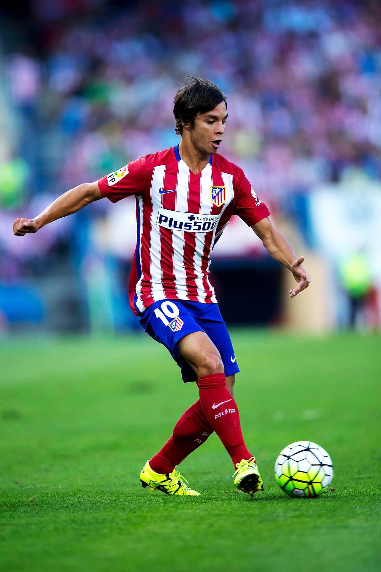 El joven español Óliver Torres del Atlético de Madrid es observado desde Alemania e Italia donde podría estar su próxima parada. Según 'Calciomercato' la Roma y el Milan han seguido muy de cerca los pasos de Torres, pero ahora suena como inminente su cesión al Borussia Dortmund, aunque Porto y Benfica son otros interesados.