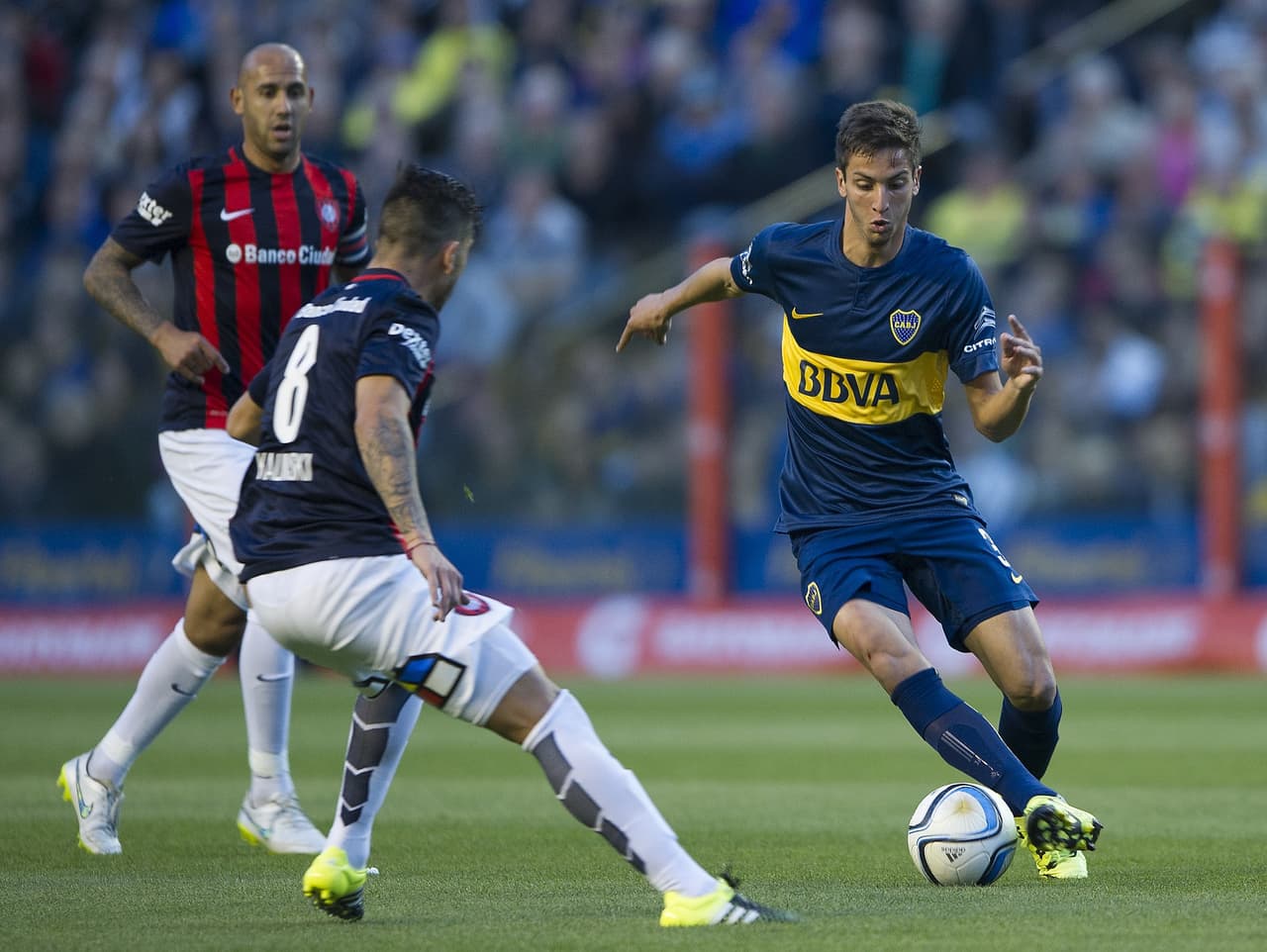 El Real Madrid estuvo a horas de cerrar el fichaje de una joven promesa del fútbol argentino que ha llamado la atención por sus actuaciones con Boca Juniors. Se trata del uruguayo Rodrigo Betancourt de 18 años que iba a llegar a la ‘Casa Blanca’ a cambio de 11 millones. Al final, la operación se cayó y el argentino vio frustrado su sueño de jugar con los madridistas.