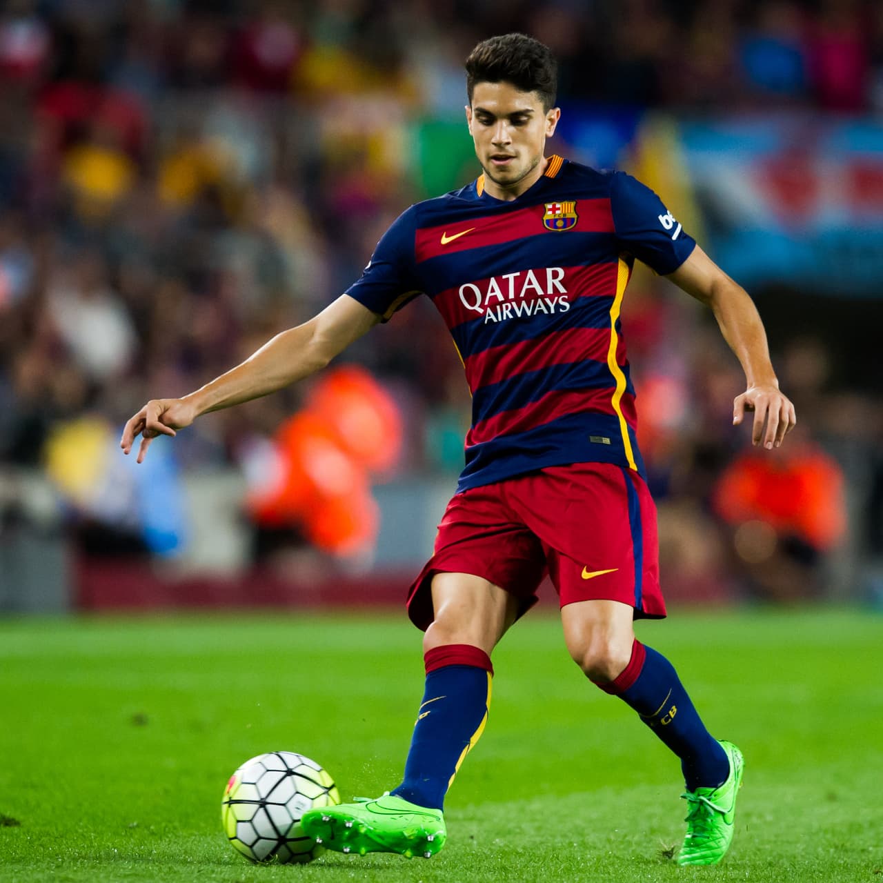 Ese futbolista es Marc Bartra, quien no ha tenido la regularidad esperada bajo las órdenes de Luis Enrique y no vería mal marcharse si le garantizan la titularidad. Incluso, días atrás el diario alemán Bild hizo eco del gran interés del Schalke 04 en el defensor. El club de la Bundesliga estaría buscando un sustituto para el lesionado Höwedes.