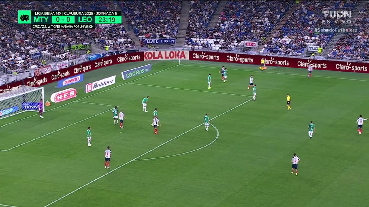 ¡GOL!  anota para Monterrey. Sergio Canales
