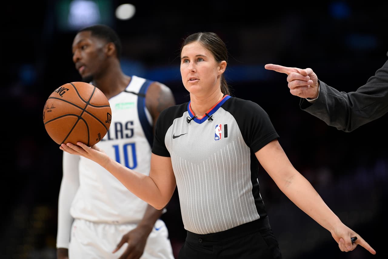 Natalie Sago, es otra mujer árbitro que está activa dentro de la NBA
