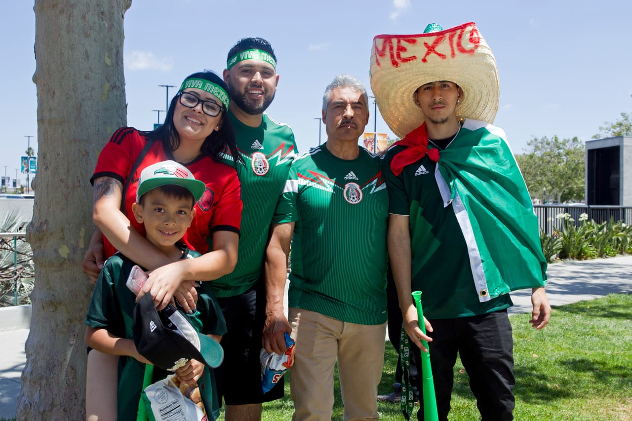 Con sombreros, maquillaje, máscaras y sobre todo, mucha actitud y mucha fiesta, la afición mexicana de Los Angeles apoyó de gran manera al TRI en su partido ante Croacia.