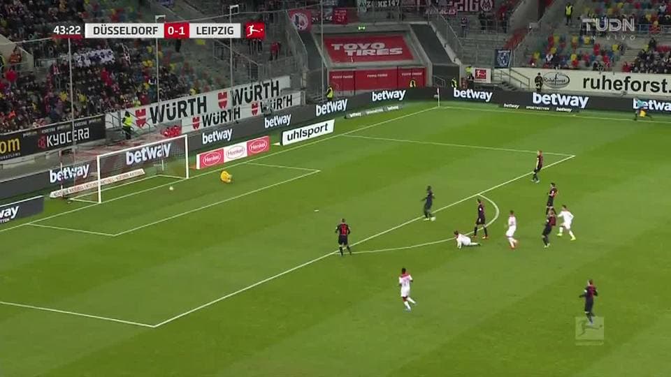 ¡CERCA!. Dawid Kownacki disparó que se estrella en el poste.