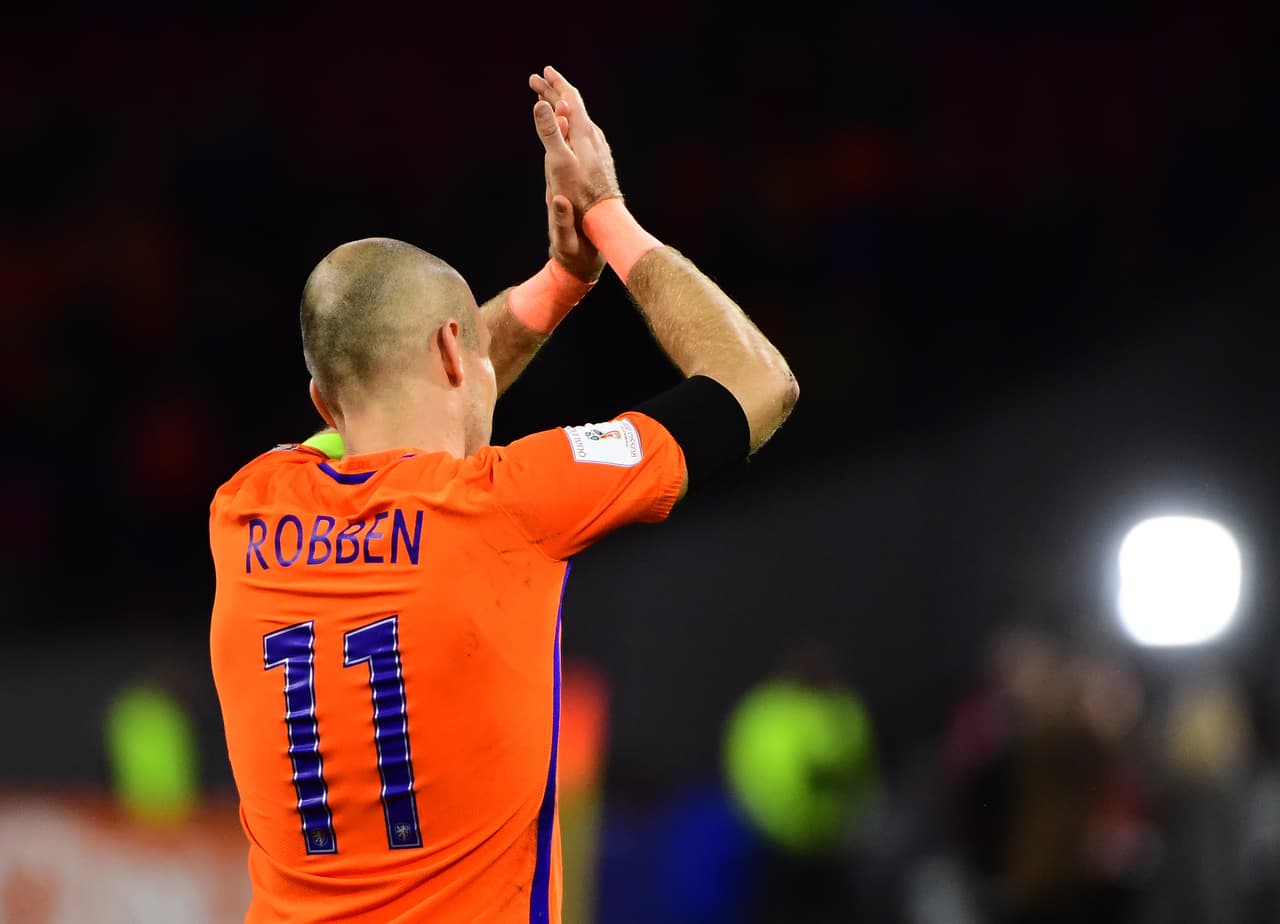 Arjen Robben, quien protagonizara el famoso 'Era penal' en el Mundial Brasil 2014 ante el Tri, fue el hombre gol esta noche sufrida en el Amsterdam Arena. Anotó los dos de Holanda que ponían a soñar a los aficionados tulipanes en el primer tiempo.