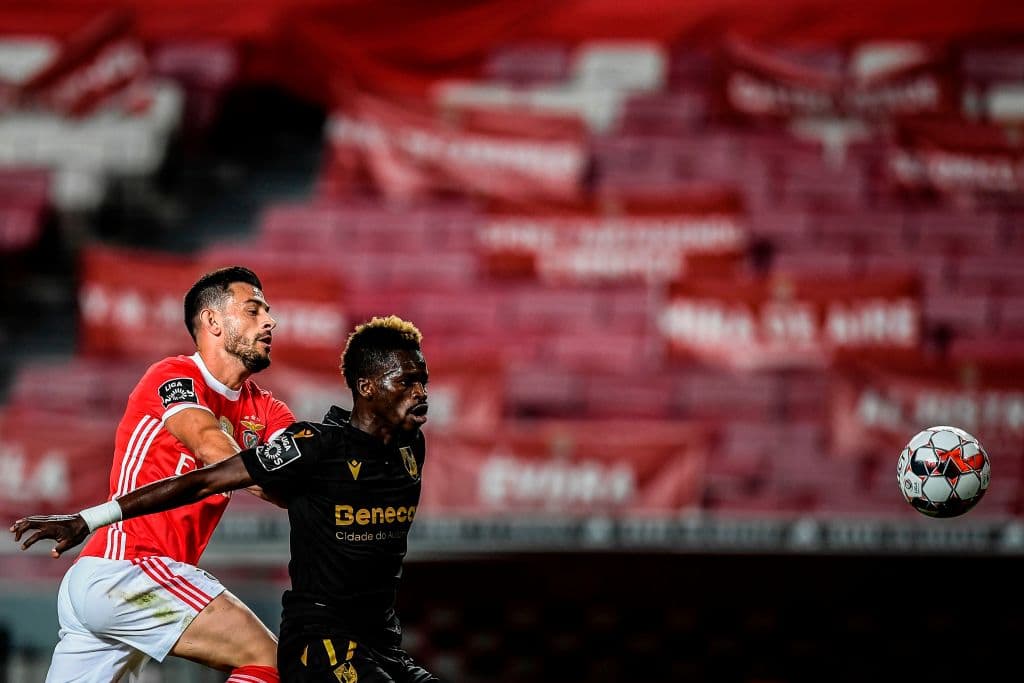 Benfica derrota 2-0 al Vitoria y prolonga la coronación del Porto por lo menos una jarnada más.