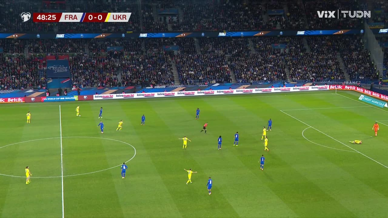 ¡Se salvó Francia! Tras la revisión en el VAR no se sanciona penal para Les Bleus