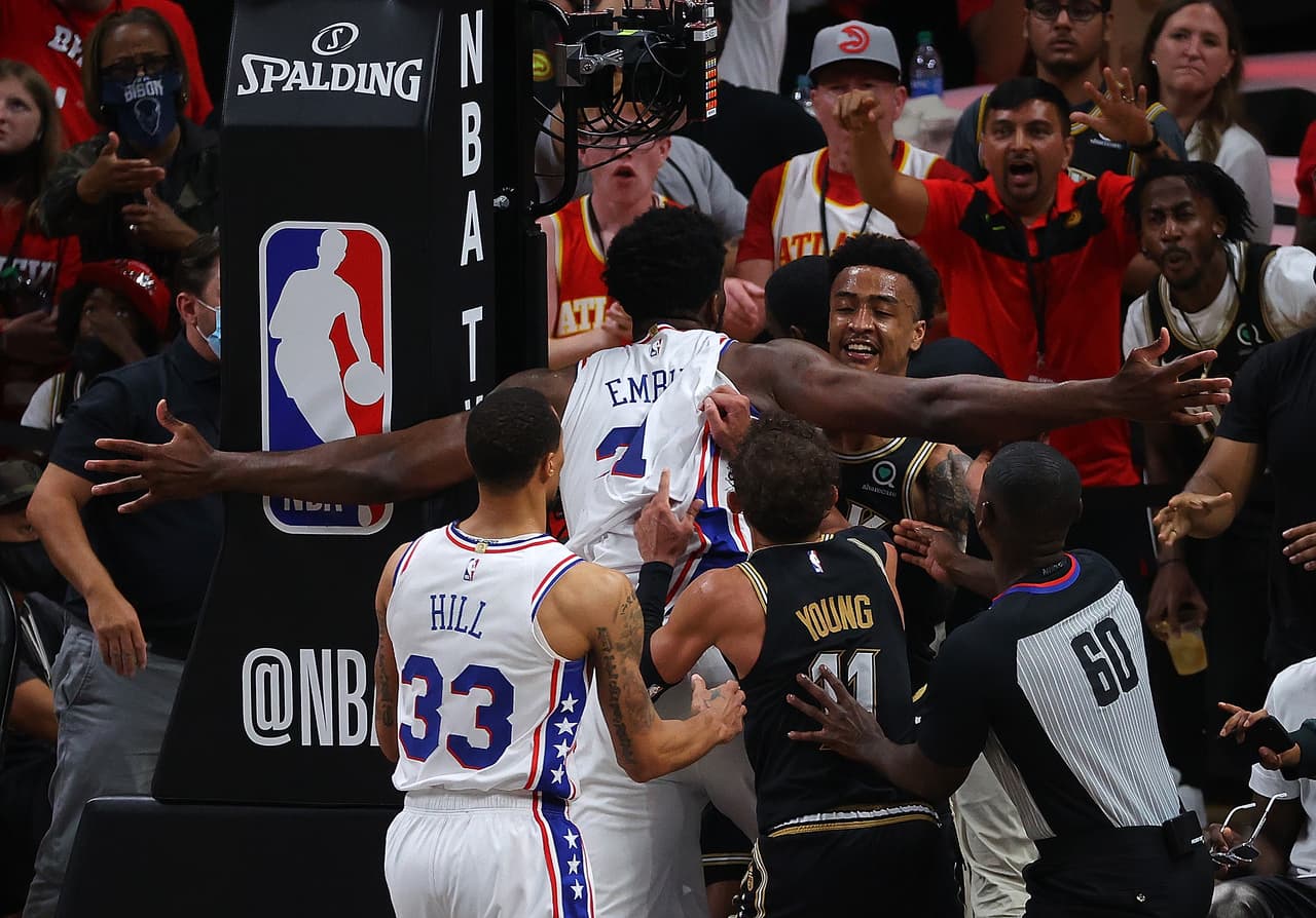 Joel Embiid y John Collins provocan bronca durante el partido.