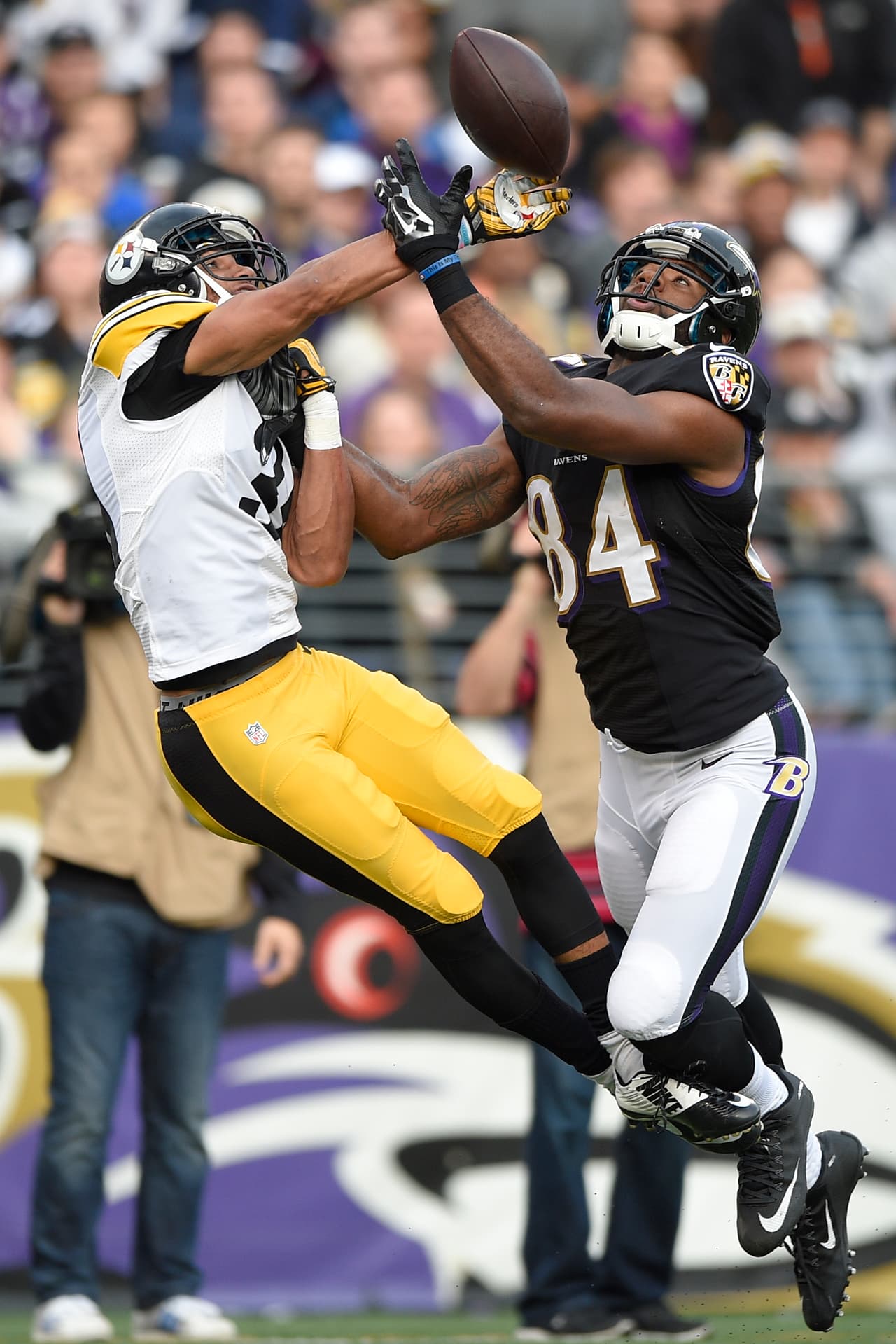 Los Steelers sufrieron un fuerte descalabro a manos de sus acérrimos rivales, los Ravens, por 20-17. Checa las mejores tomas de este duelo de la Semana 16.