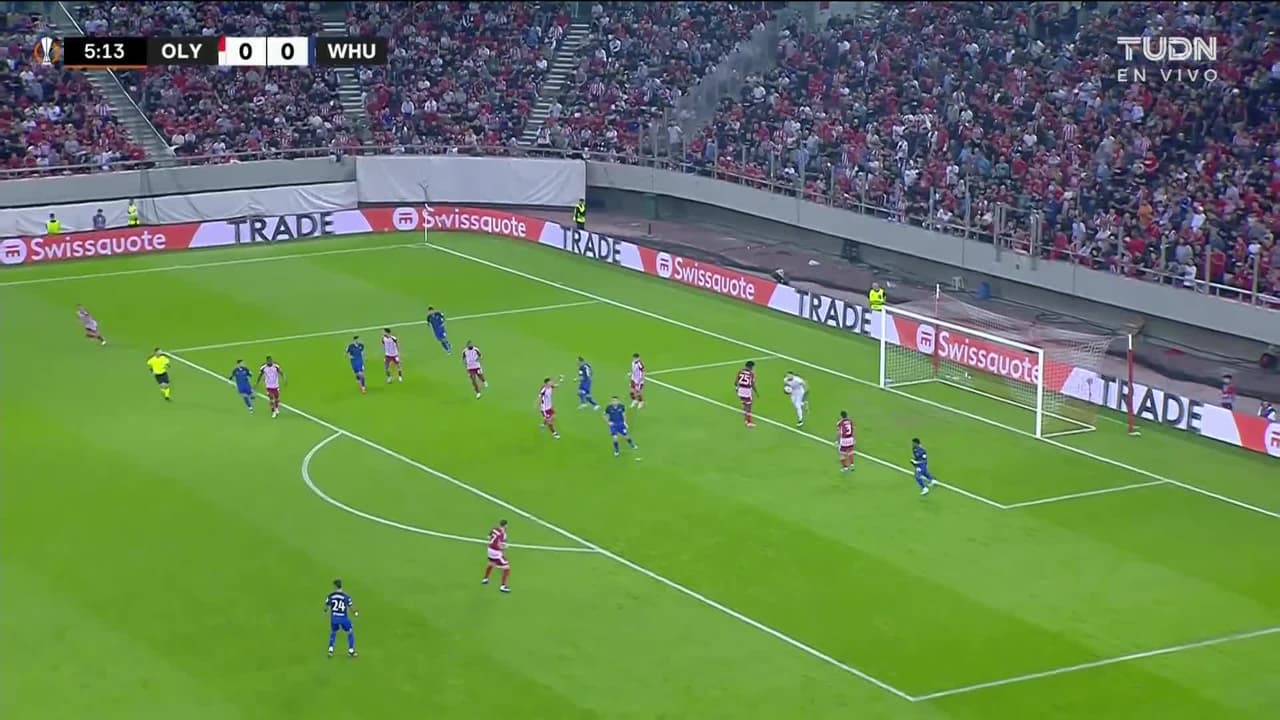 ¡TIRO ATAJADO! disparo por Pablo Fornals.