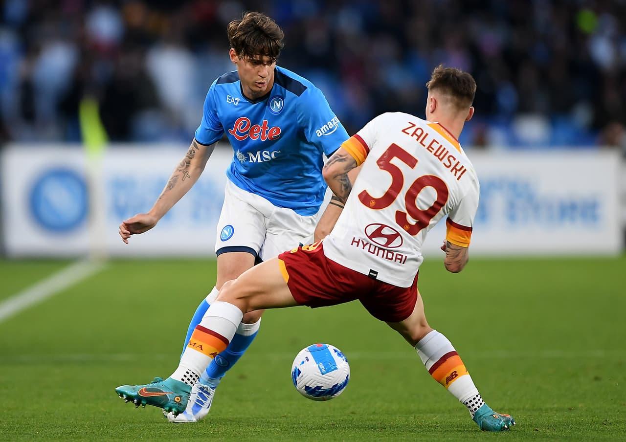 Hirving Lozano provocó el penal con el que Napoli iba a ganar sobre AS Roma, pero un gol en el tiempo de compensación le dio el empate a los de Jose Mourinho en el Estadio Diego Armando Maradona.