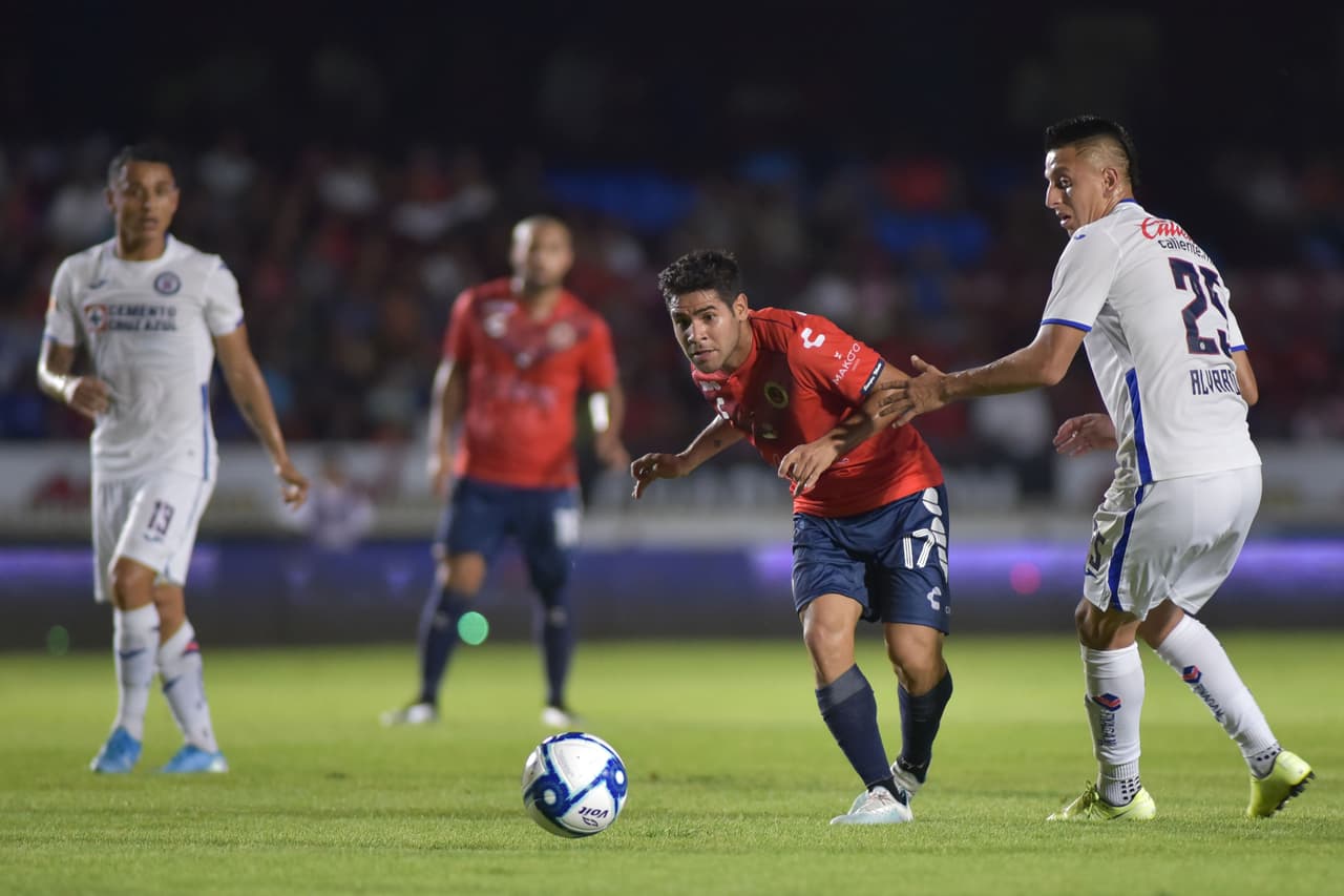 Villalva intenta desbordar por la banda pero Alvarado impide su avance.