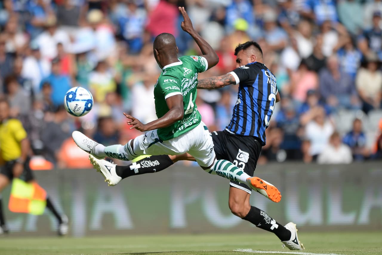 Corría el minuto 20 cuando Andrés Mosquera se barrió dentro del área y tras el disparo de Enrique Triverio, hizo contacto con el delantero y en primera instancia se marcó penal.