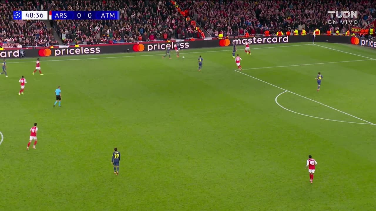 ¡CERCA! Julián Alvarez disparó que se estrella en el poste.