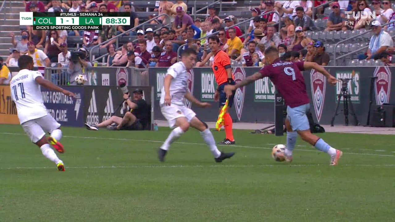 ¡TIRO ATAJADO! disparo por Efraín Álvarez.