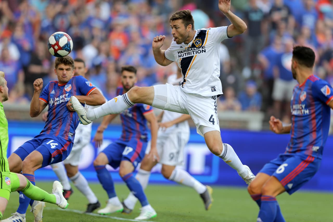 Con un cabezazo el defensa Dave Romney (4) intentó aumentar el marcador para un superior LA Galaxy.