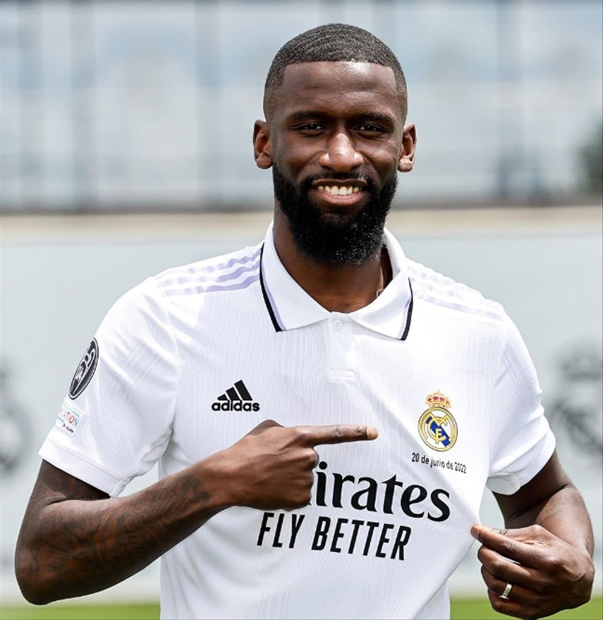 Antonio Rüdiger se convirtió en nuevo jugador del Real Madrid tras firmar su contrato hasta el 30 de junio de 2026. El defensa alemán usará el número 22 en su dorsal.