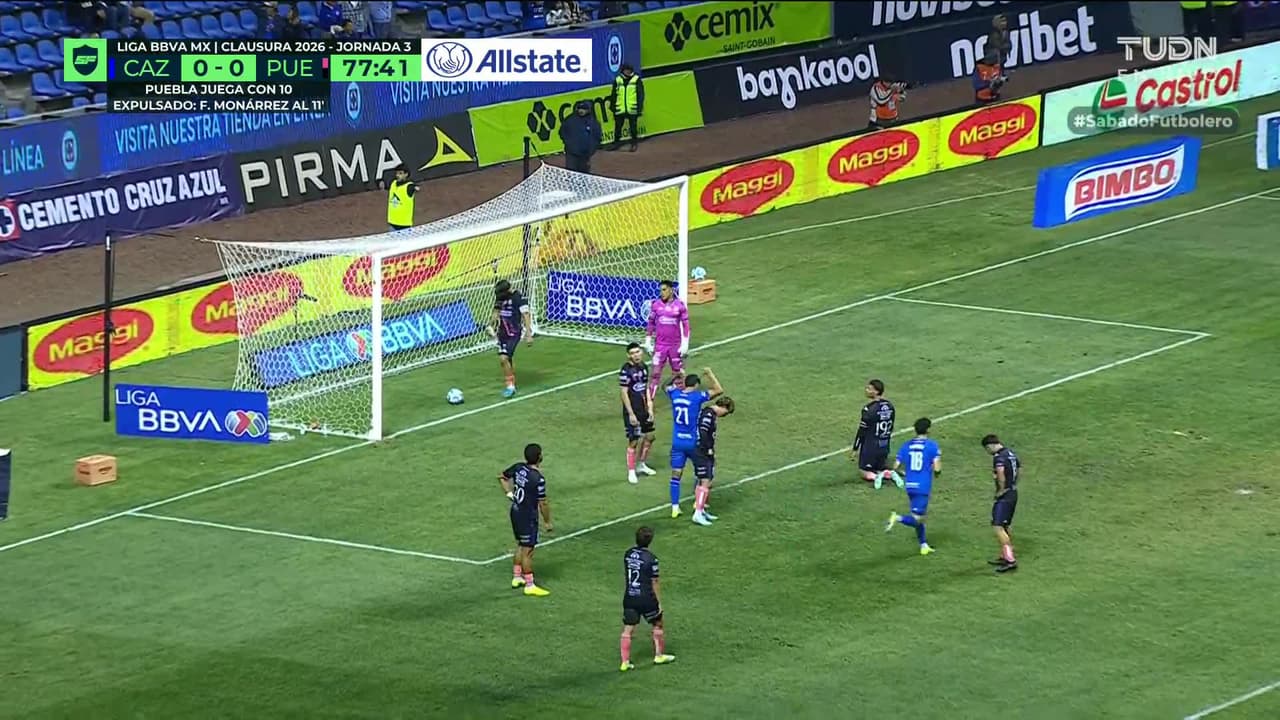 ¡GOL!  anota para Cruz Azul. José Paradela