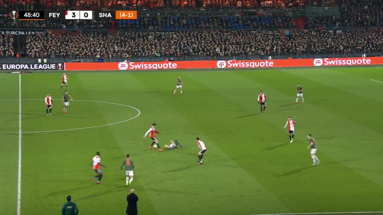 ¡GOL!  anota para Feyenoord. Oussama Idrissi