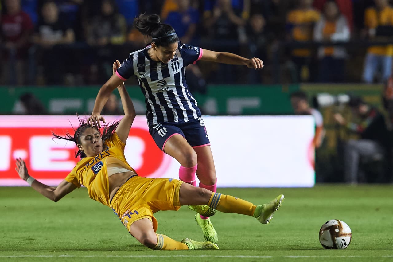 Con goles de Belén Cruz por parte de Tigres y gol de Ania Mejía para Monterrey, las regias empatan en el volcán, en la ida de la final de la Liga MX Femenil.