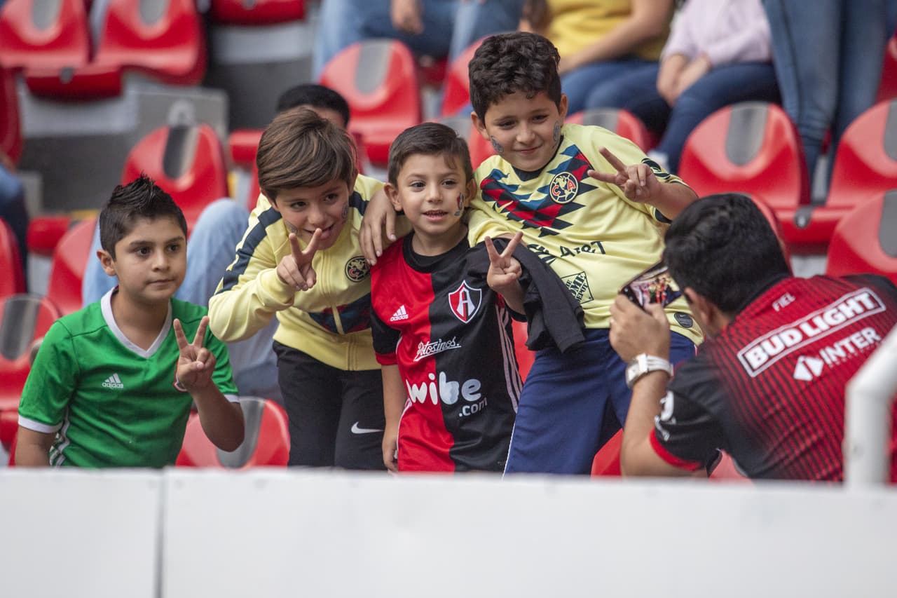 Ambiente familiar en el Estadio Jalisco.