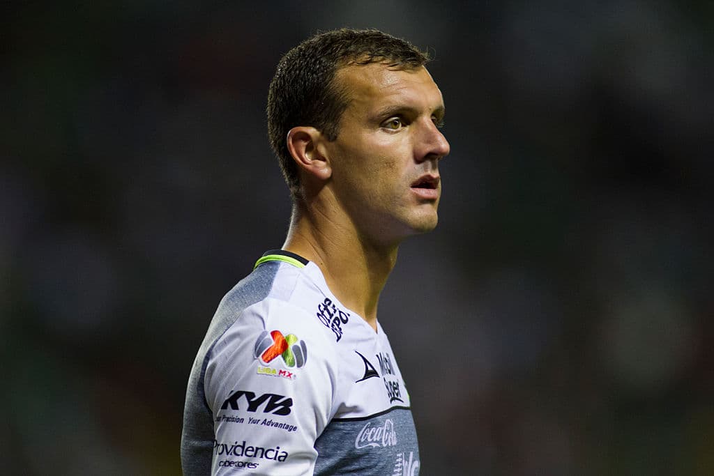 Javier Torrente sale en defensa de Diego Novaretti tras empujón al árbitro