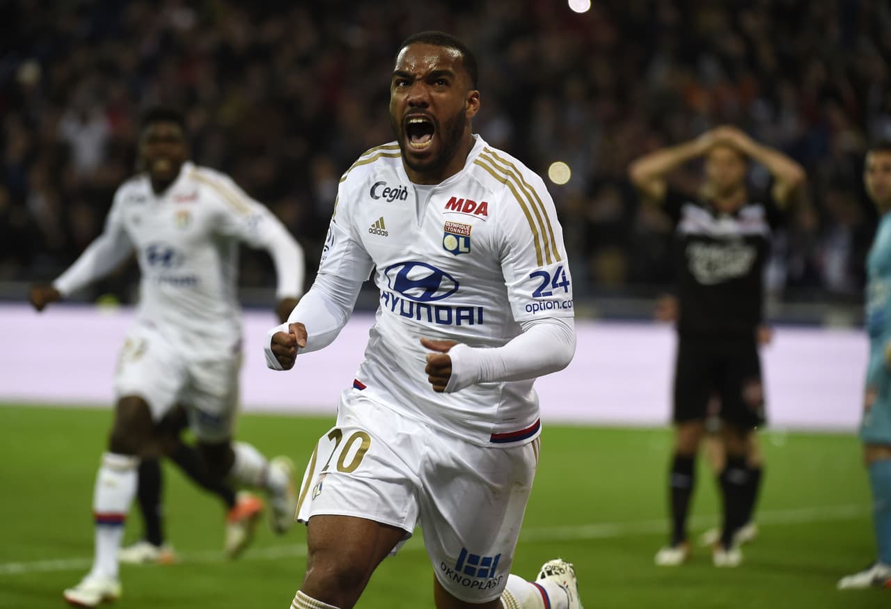 Alexandre Lacazette llegó a 17 goles en la actual Liga francesa