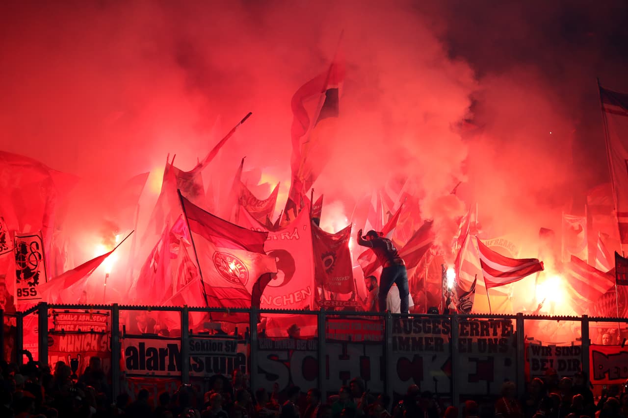 En el inicio de la segunda mitad los aficionados vistantes prendieron bengalas en la tribuno y aunque se pensaba que se podía llegar a parar el juego por unos minutos, la fiesta continuó en el campo de juego.