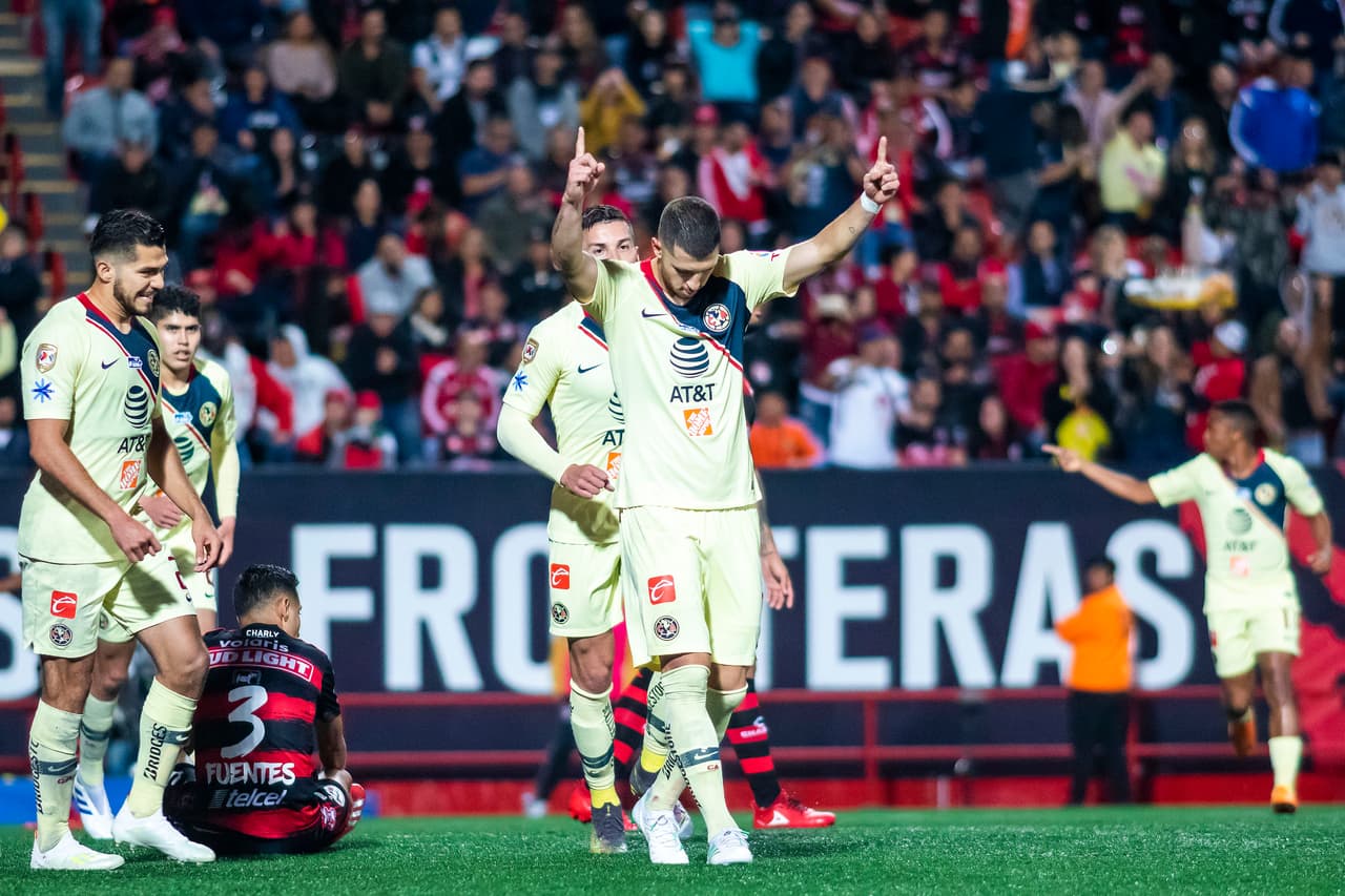 Poco le duró el gusto del empate a los locales porque al minuto 40, los visitantes elaboraron gran jugada por sector derecho y Guido Rodríguez pateó de volea para devolver la ventaja a las Águilas (1-2).
