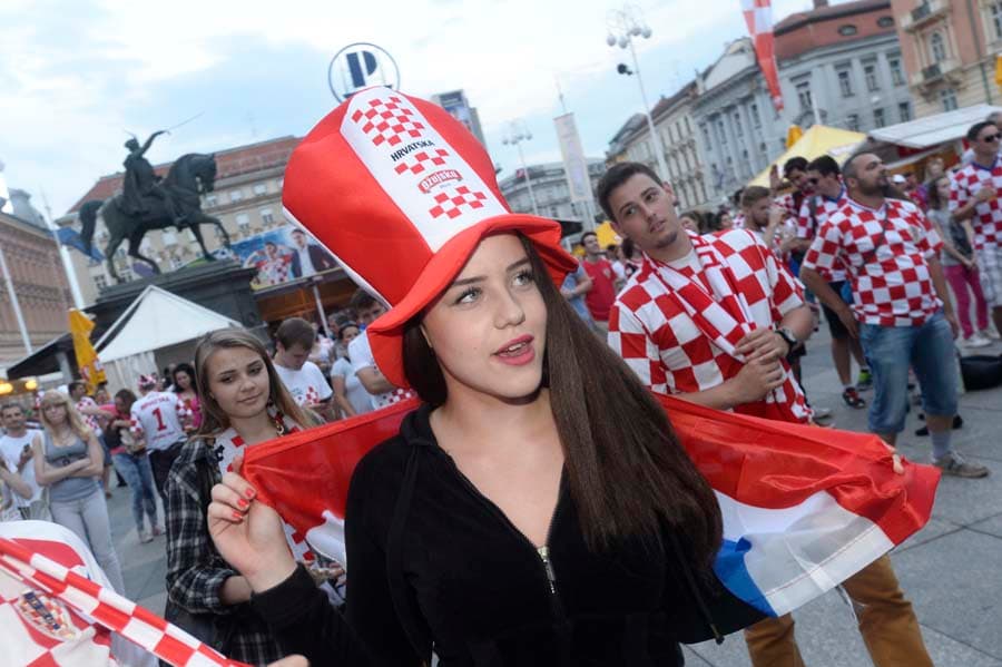 Zagreb, 230614. Mnogi Zagrepcani koji vecerasnju nogometnu utakmicu Hrvatske protiv Meksika zele pratiti na otvorenom, uputili su se na Trg bana Josipa Jelacica gdje je organizirana navijacka zona u kojoj je postavljen ekran velicine 52 cetvorna metra. Na fotografiji: navijaci u centru grada. Foto: Goran Mehkek / CROPIX