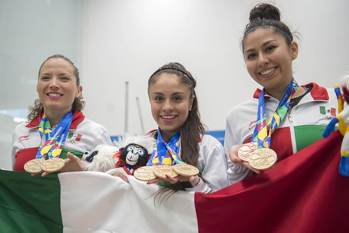 Alexandra Herrera, Paola Longoria y Samantha Salas, también ganaron el oro en el raquetbol femenil por equipos, vencieron a Colombia 2-0.