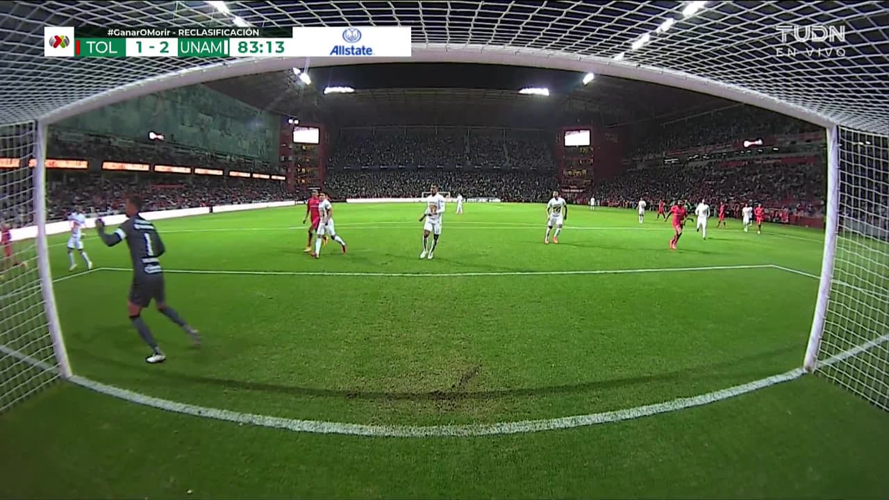 ¡CERCA! Raúl López disparó que se estrella en el poste.