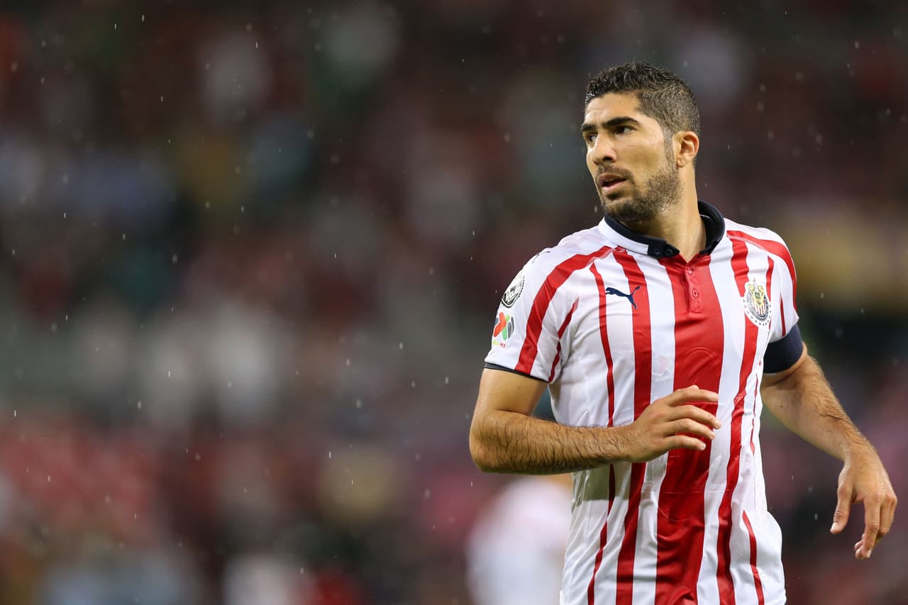 Hay 'comandante' para rato, Pereira renovó con Chivas