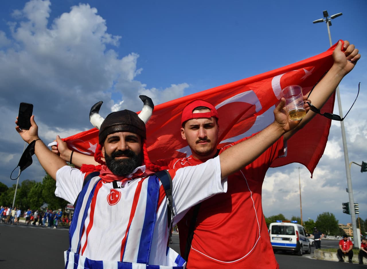 La afición turca ya está en las afueras del estadio para apoyar a su selección.