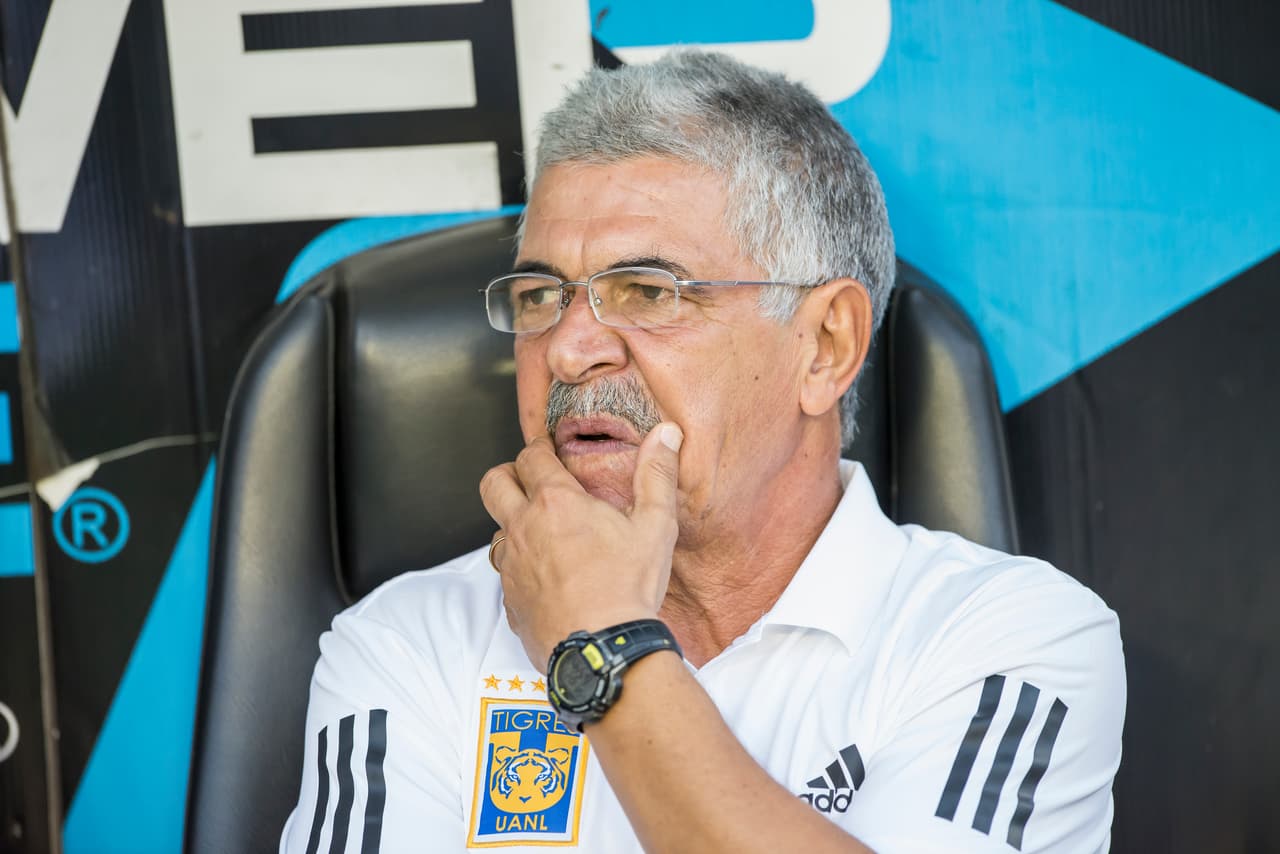El ‘Tuca’ Ferretti llamó porquería a la pantalla del Estadio Jalisco