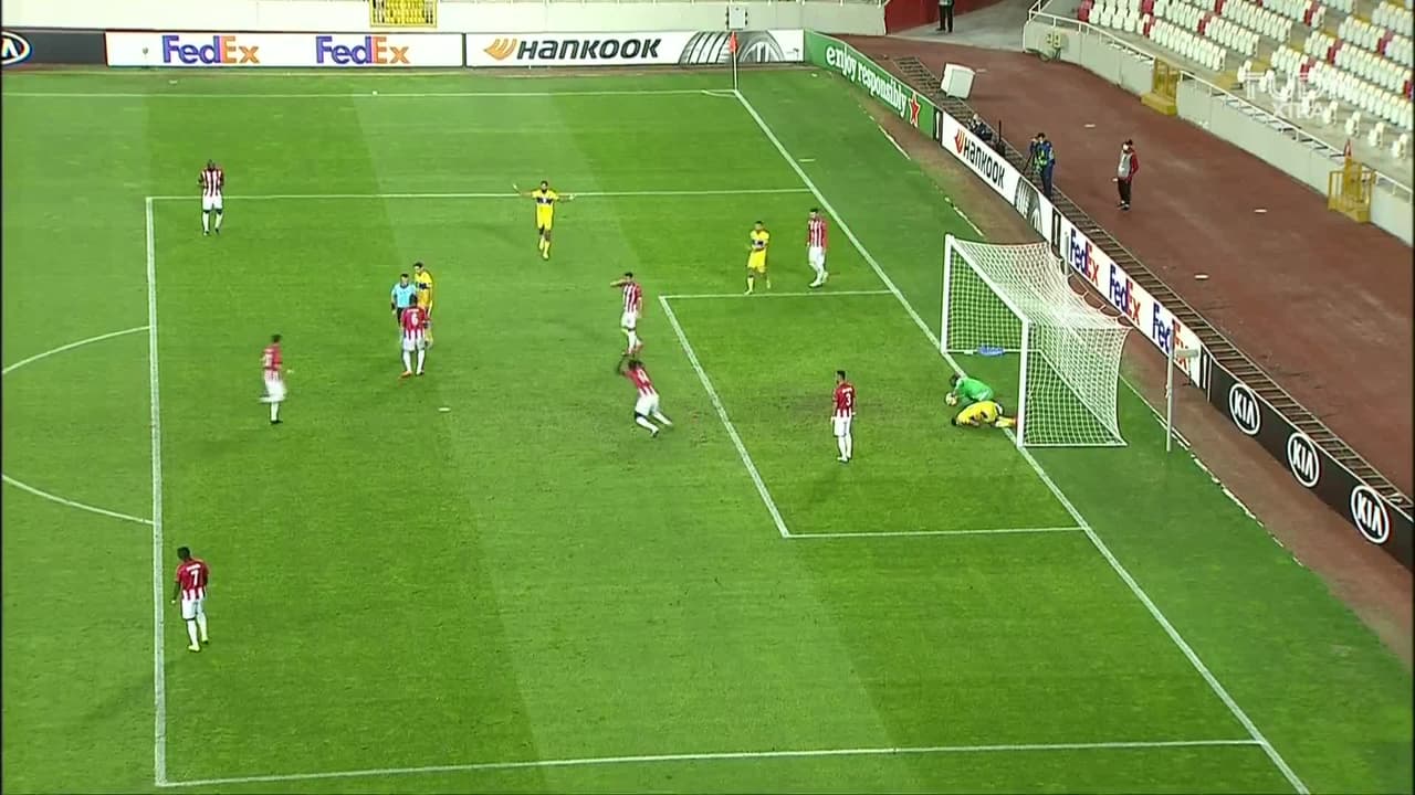 ¡Expulsión! El árbitro saca la roja directa a Samba Camara.