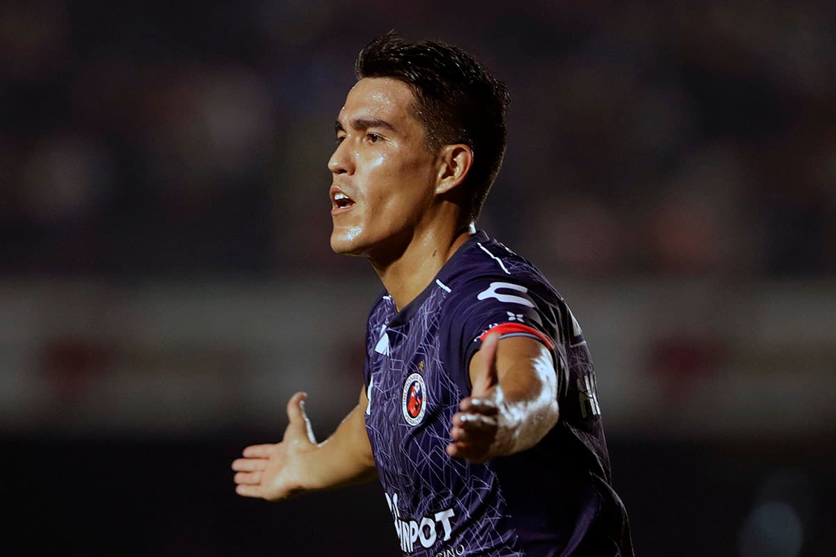 José Ruiz celebra el segundo gol de Veracruz al minuto 34, una victoria que parecía suficiente pero resultó insuficiente ante su rival de turno.