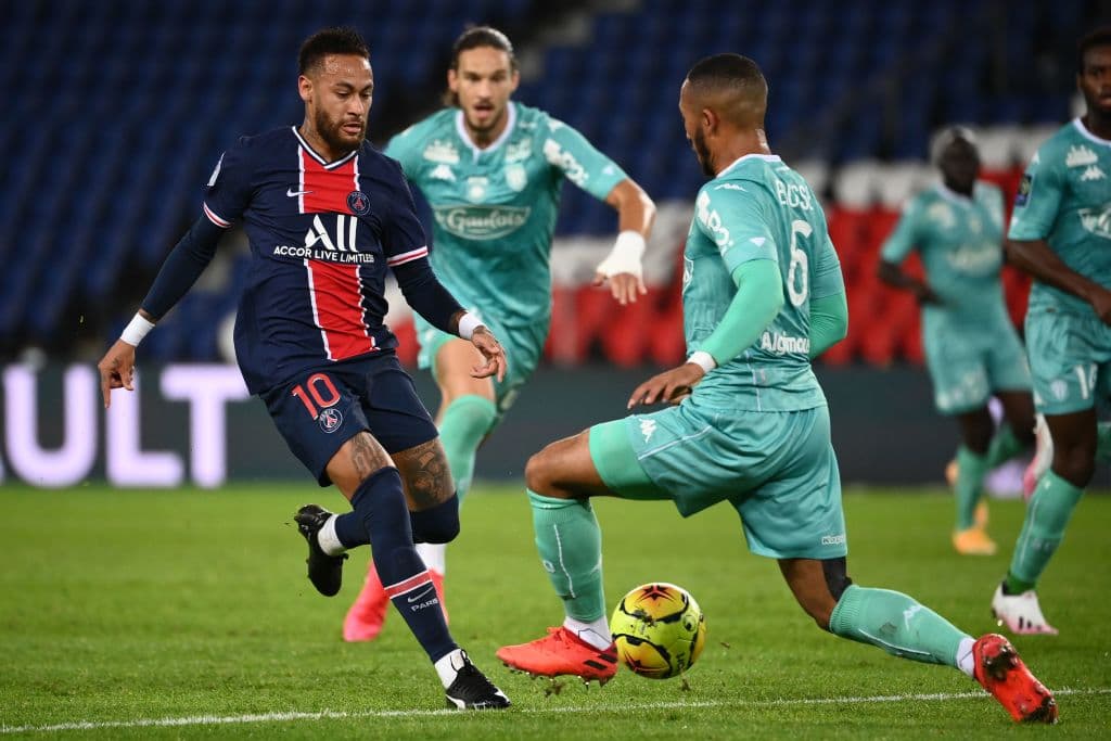 Mbappé dejó atrás a dos zagueros para asistir con una diagonal matona al brasileño.