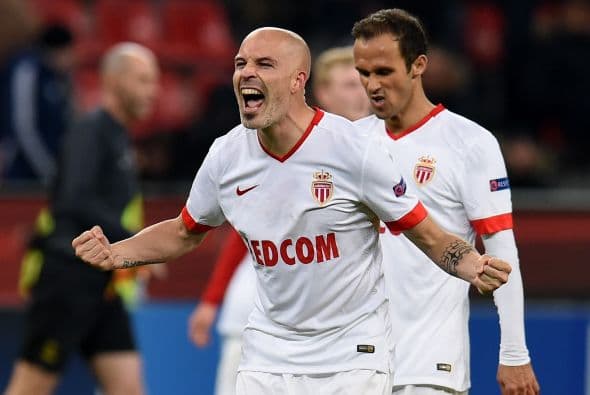 Andrea Raggi celebra el gol de Ocampos para el Mónaco.